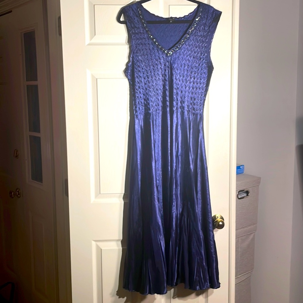 Flattering dress in navy blue with Crystal neckline